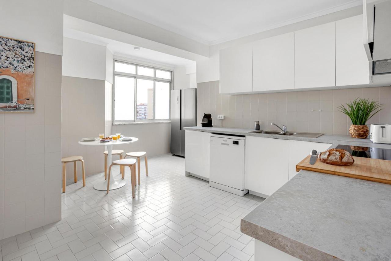 Wonderful Shared Apartment In Alfornelos - Near Metro! Lisbon Exterior photo