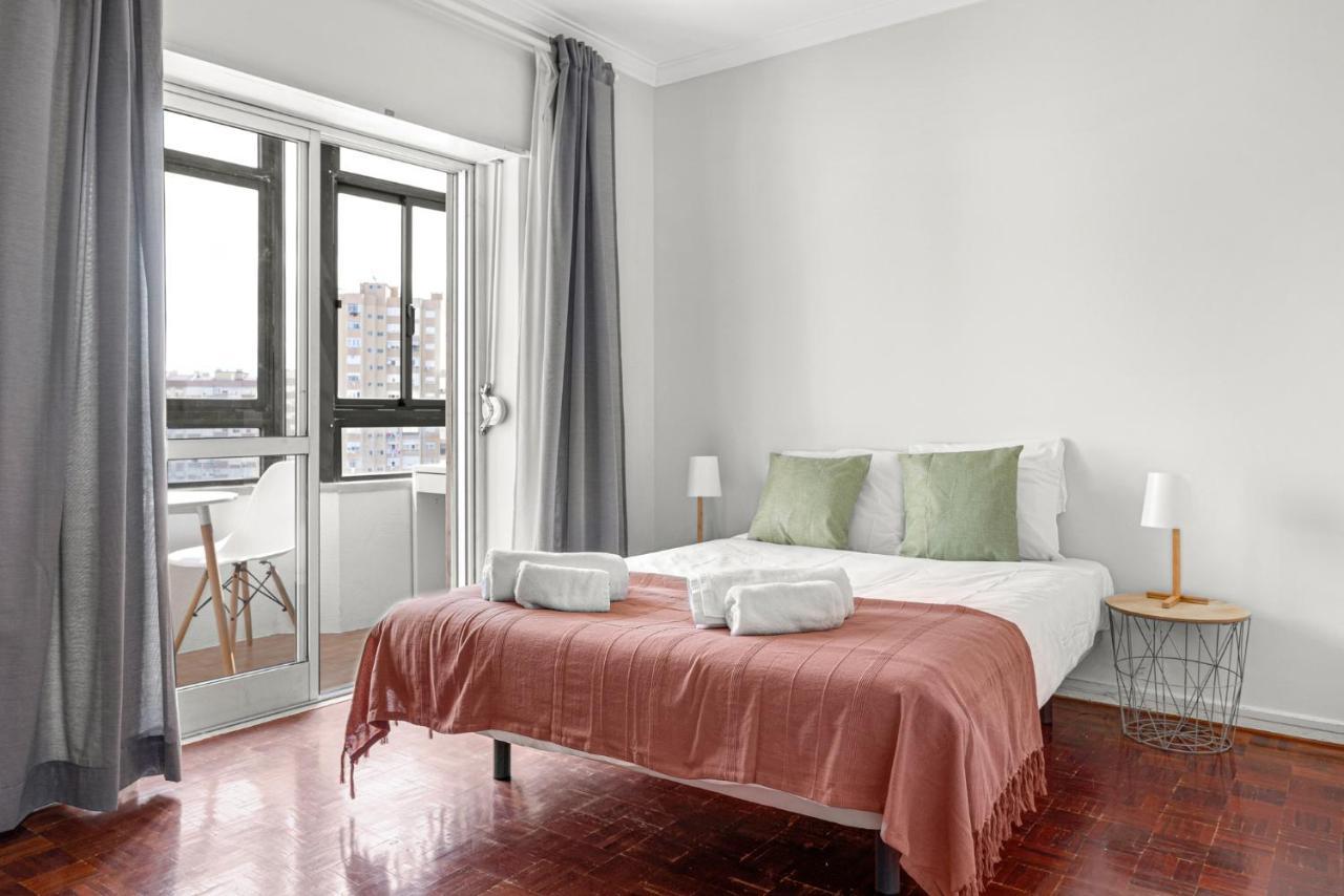 Wonderful Shared Apartment In Alfornelos - Near Metro! Lisbon Exterior photo